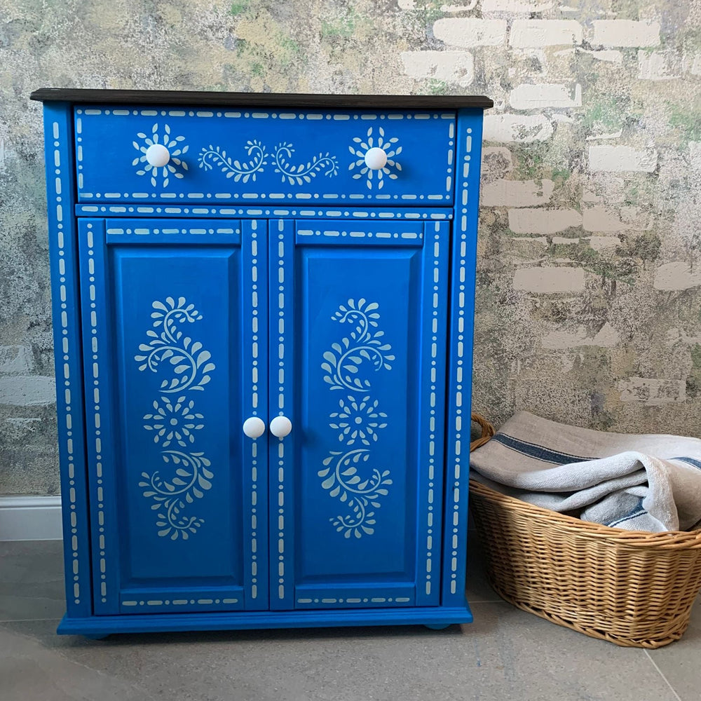 Schrank gestrichen mit Yellowchair Sommerblau Nr. 35 und schabloniert.