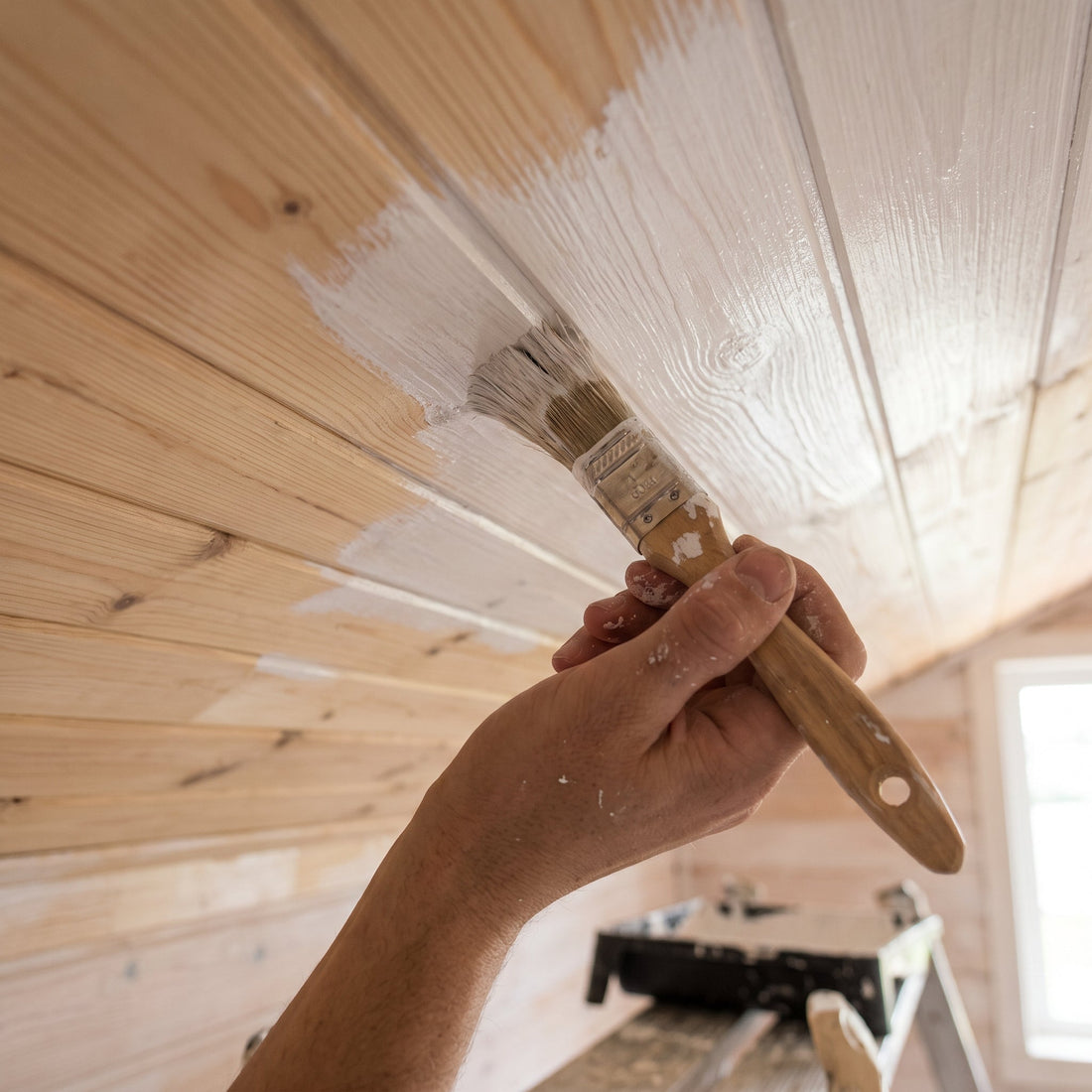 Hell gestrichene Holzdecke mit Paneelen