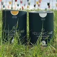 2 Dosen Yellowchair Außenfarbe auf einer Wiese