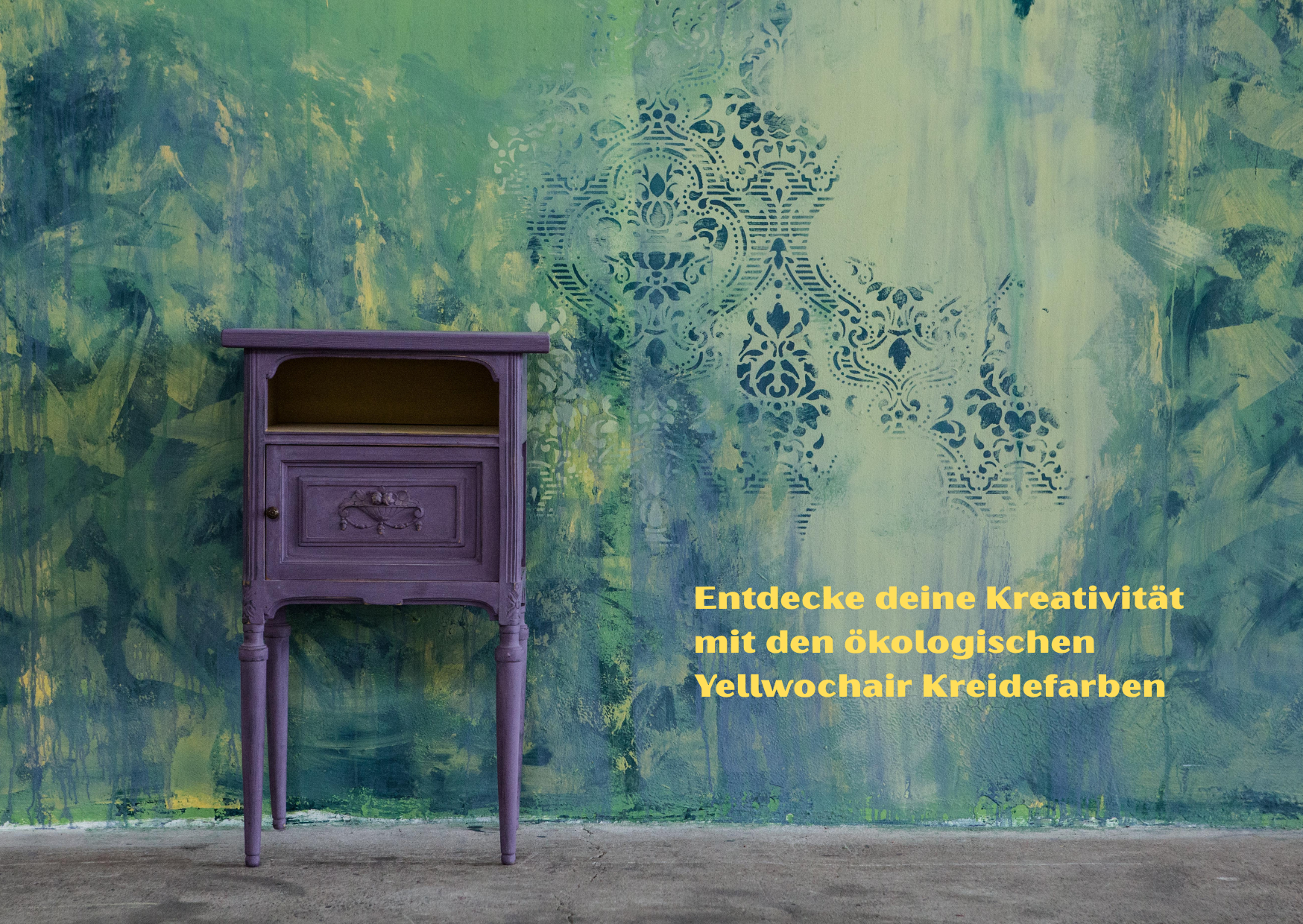 WallArt in Grün mit einer kleinen Kommode und einem Text auf der Wand