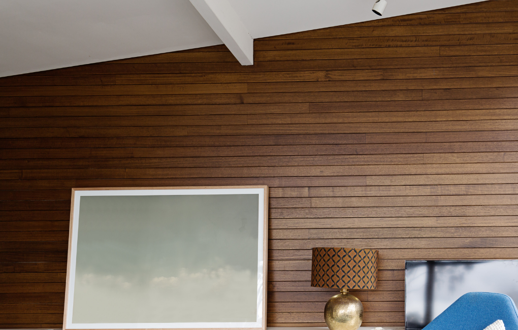 Eine braune Holzpaneele in eine Dachschräge