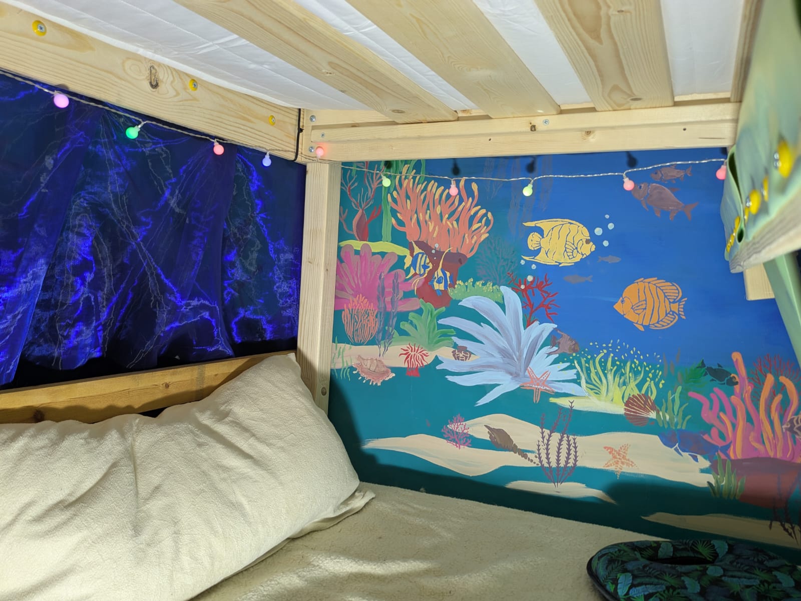 Tisch mit Unterwasserpflanzen gestrichen mit Yellowchair Blaugrün Nr. 125 und anderen Farben