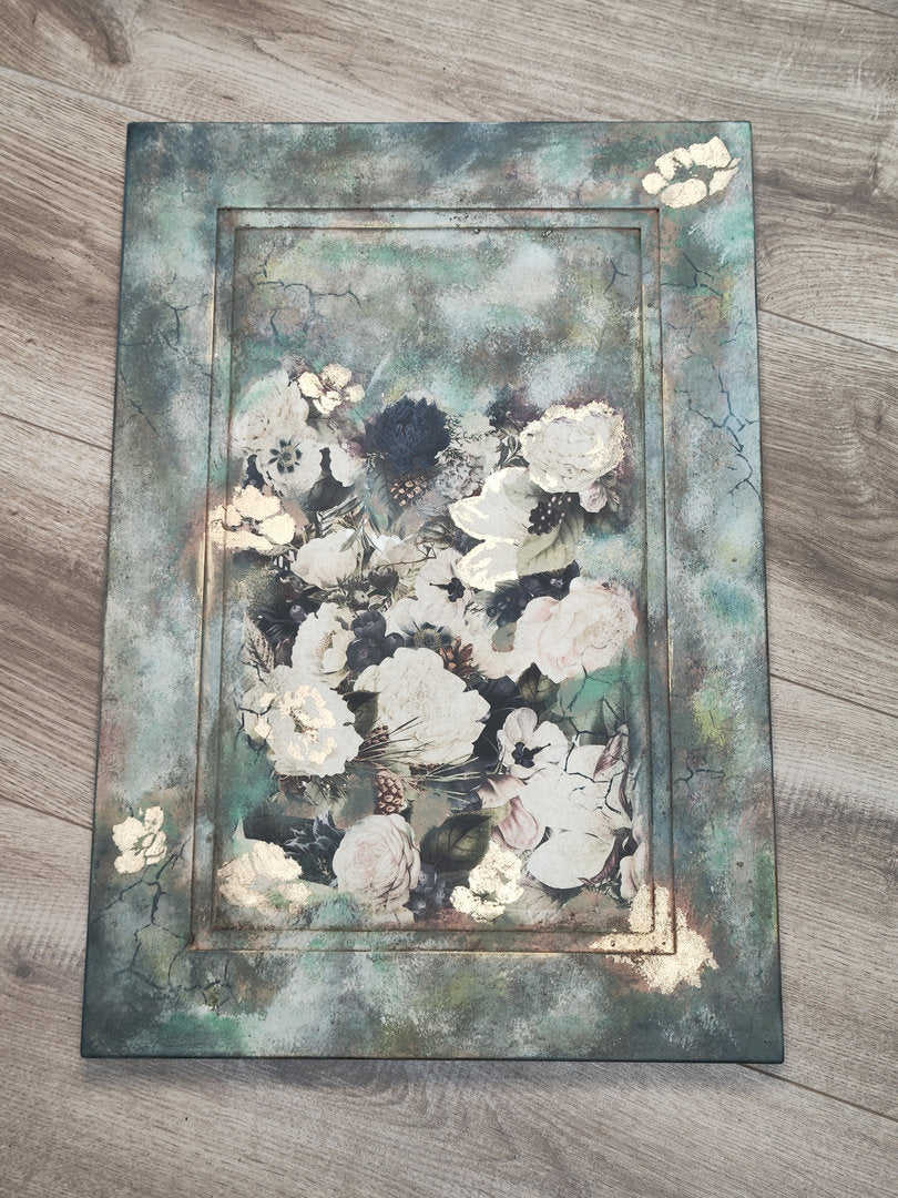 gestaltetes Brett mit Decoupagepapier Blumen und goldenen Applikationen