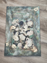 gestaltetes Brett mit Decoupagepapier Blumen und goldenen Applikationen