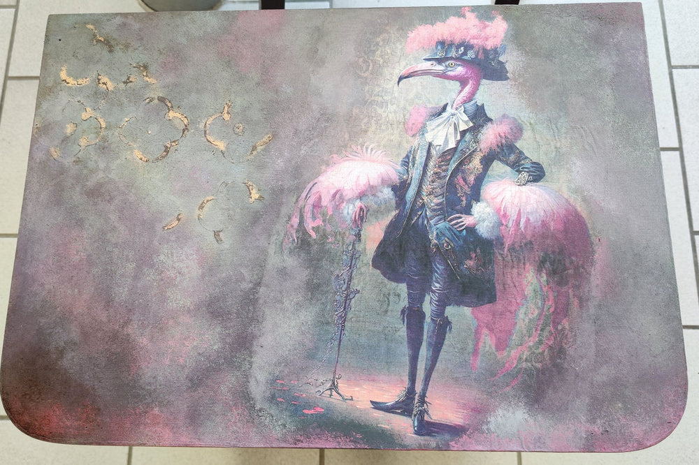 Oberseite Nachtschrank mit Decoupagepapier Herr Flamingo und goldenen Applikationen