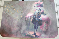 Oberseite Nachtschrank mit Decoupagepapier Herr Flamingo und goldenen Applikationen