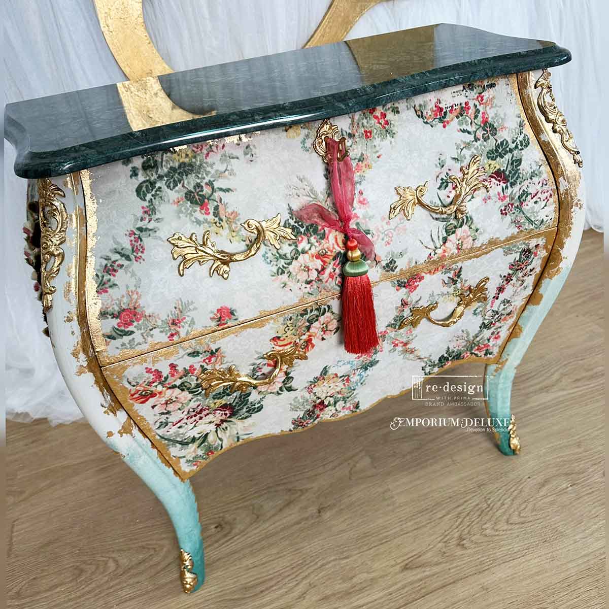 Jardin Fleurie Decoupage Papier auf einer Kommode