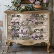 Decoupage Papier mit Blumen auf einer Kommode