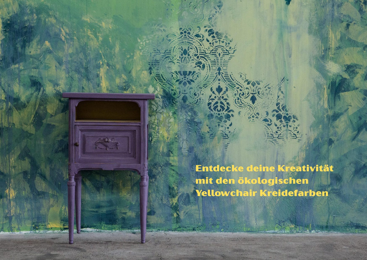 Lila gestrichener Nachttisch vor bunt gestalteter Wand – Workshops mit Yellowchair Kreidefarbe